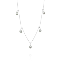 Elegant delicate adjustable grey pearl necklace for a refined and timeless look.