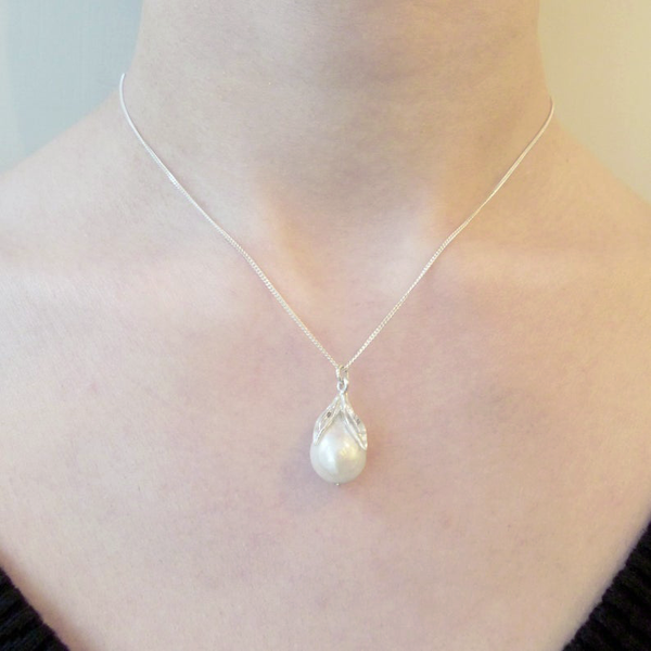 Pearl Necklace with Falling Leaves Design