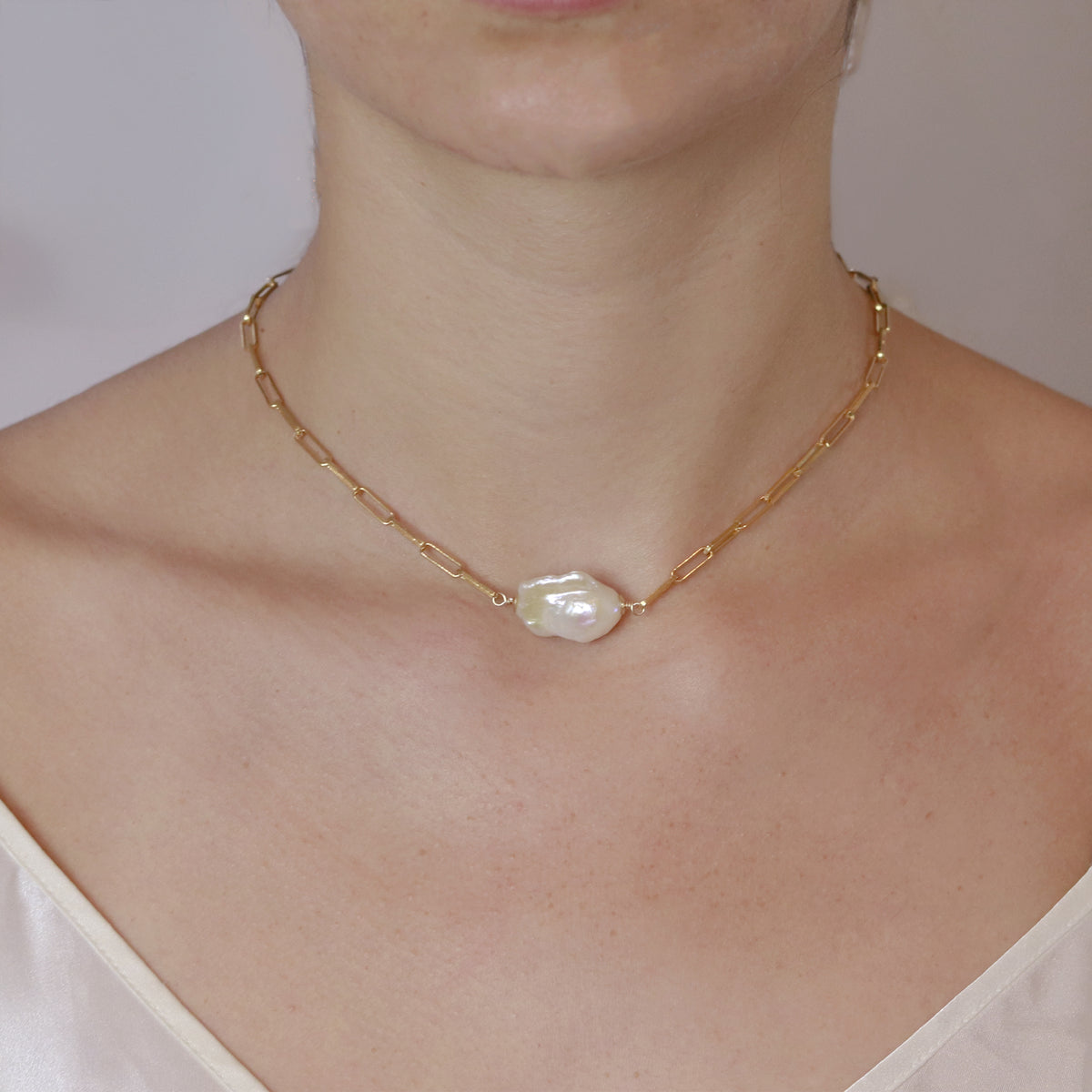 Choker necklace featuring distinctive baroque pearls, perfect for adding a bold and elegant touch to any outfit.